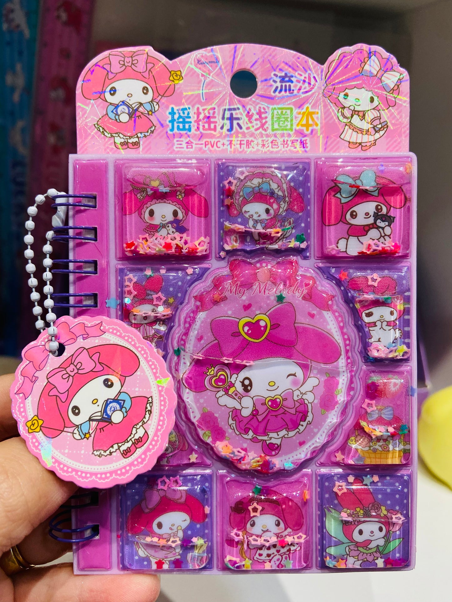 Bloco de anotações com pingente + adesivos Turma Hello Kitty