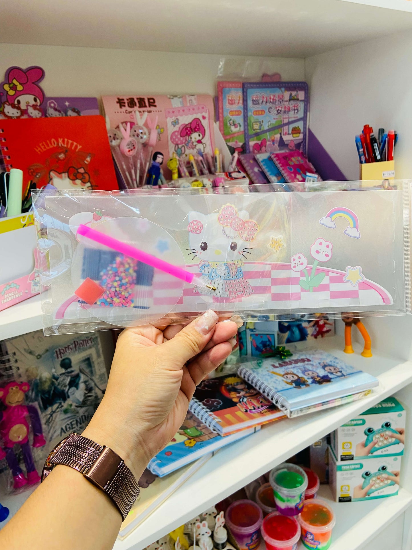 Porta-Treco Desmontável da Turma da Hello Kitty - Kit Diamond Painting DIY! 🎀