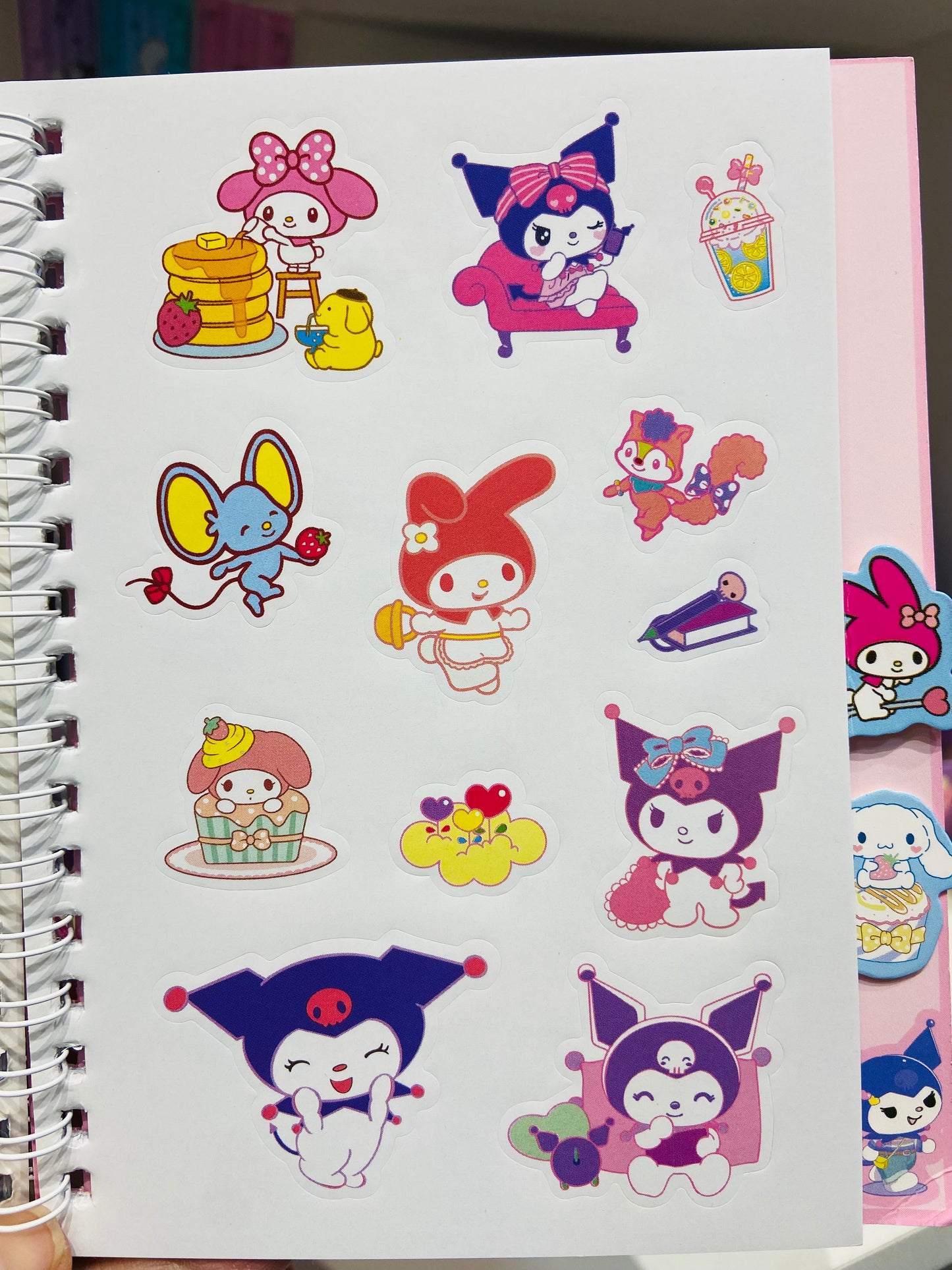 Bloco de anotações + adesivos Turma Hello Kitty